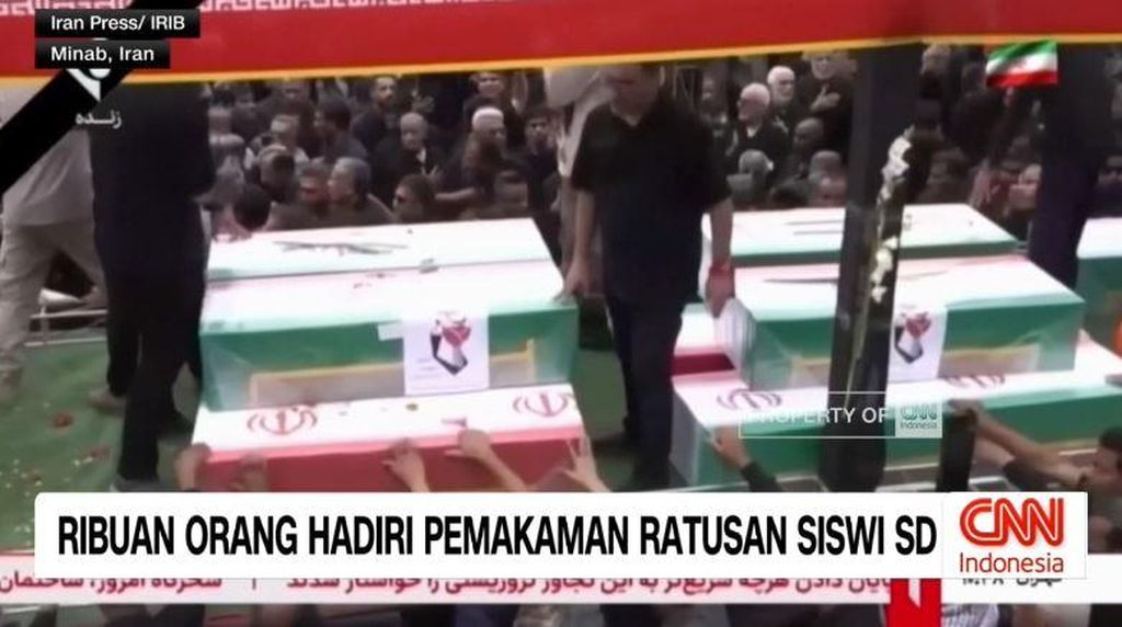 VIDEO: Ribuan Orang Hadiri Pemakaman Ratusan Siswi SD di Iran