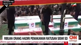 VIDEO: Ribuan Orang Hadiri Pemakaman Ratusan Siswi SD di Iran