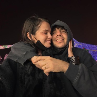 Momen Bucin Selena Gomez Cium Kaki Kotor Benny Blanco