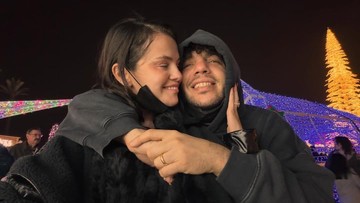 Update Informasi Selebriti InsertLive : Momen Bucin Selena Gomez Cium Kaki Kotor Benny Blanco