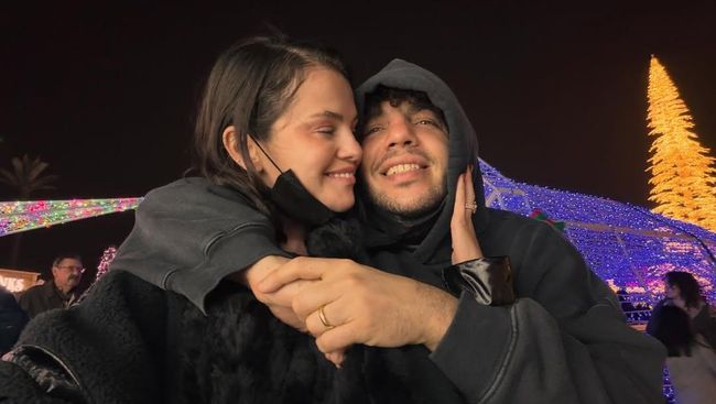 Momen Bucin Selena Gomez Cium Kaki Kotor Benny Blanco