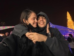 Momen Bucin Selena Gomez Cium Kaki Kotor Benny Blanco