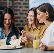 3 Cara Mengenali Orang Cerdas dari Kebiasaan Saat Makan