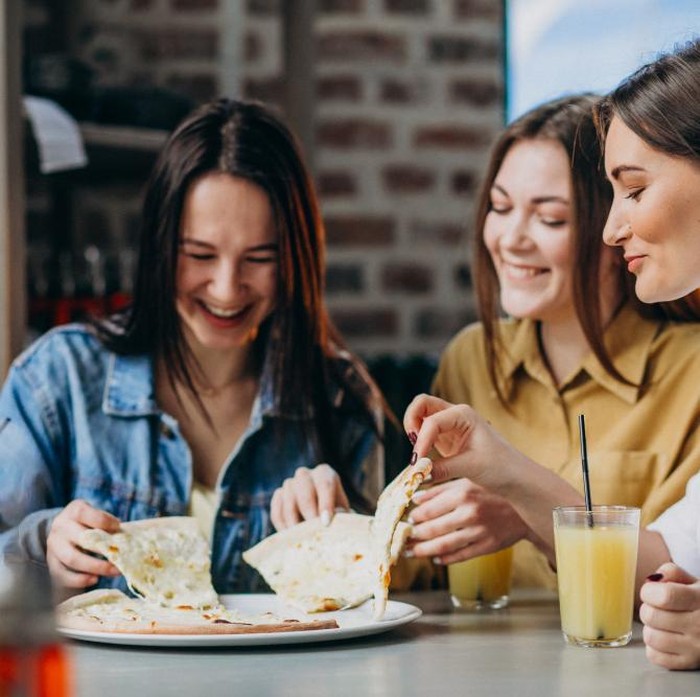 Tetap terhubung dengan orang lain seperti makan siang atau minum kopi bersama teman akan meringankan beban di pikiran karena bisa berbagi cerita.