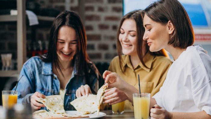3 Cara Mengenali Orang Cerdas dari Kebiasaan Saat Makan