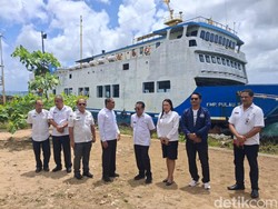 2 Kapal Pemprov NTT Karam Diterjang Ombak di Pantai Alak