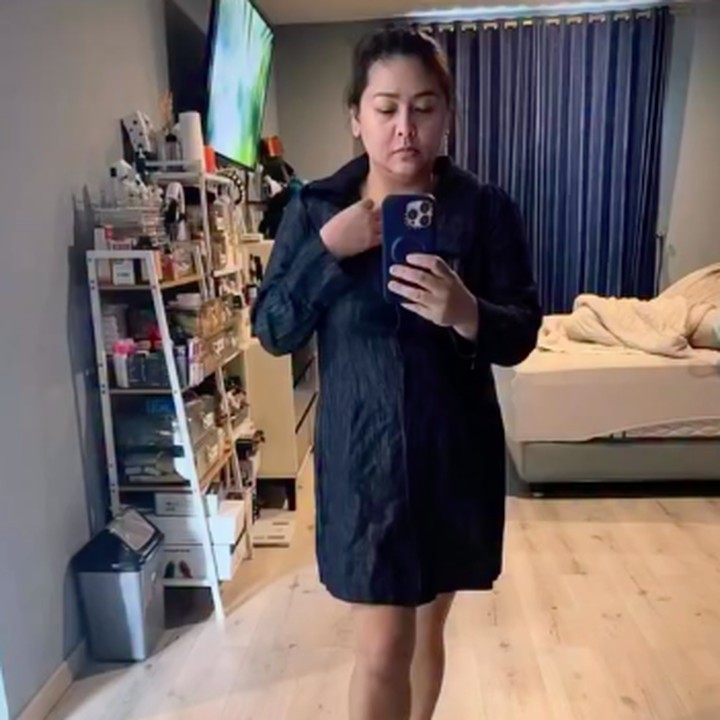 <p>Audy pernah membagikan perjalanan dietnya, termasuk transformasi perubahan berat badannya. Bunda dua anak ini mengaku sudah mengalami penurunan berat yang cukup signifikan. Hal itu terlihat dari ukuran pakaiannya yang berubah setelah diet. "Dari size XXL sekarang jadi L kalo beli baju. A<em>lhamdulillah thank you BLESS you</em> doksis kuh @cissienugraha," tulisnya. (Foto: Instagram @audyitem)</p>