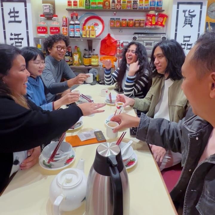 <p>Tak hanya berdua, tampaknya pasangan artis yang satu ini juga pergi bersama teman-temannya. Lewat unggahan tersebut, Ayushita juga menuliskan <em>caption</em> romantis. &ldquo;Saat aku bersamamu tak ada tempat yang lebih baik aku berada,&rdquo; tulisnya, dikutip dari laman Instagram <em>@ayushita,</em> Kamis (5/3/2026).&nbsp;(Foto: Instagram @ayusitha)</p>