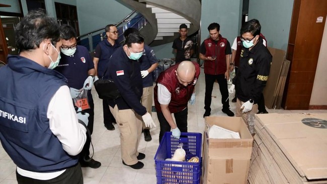 Bareskrim Polri menggerebek home industry kosmetik ilegal di Cirebon. Produk mengandung merkuri dan hidroquinone, pemilik terancam 12 tahun penjara.