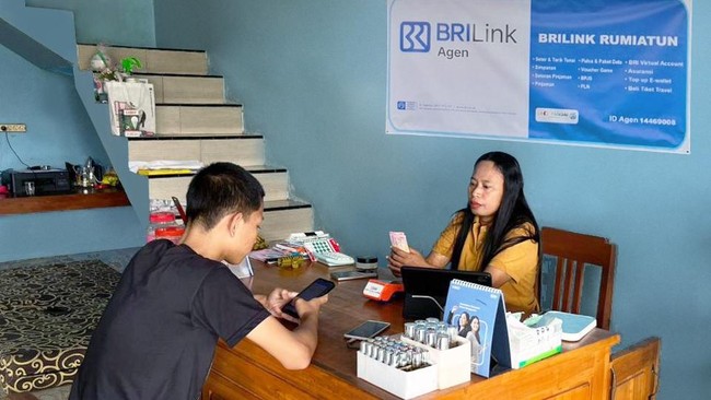 Kehadiran BRILink di kios Rumiatun mempermudah akses warga terhadap layanan keuangan formal, juga mendorong perputaran ekonomi desa.