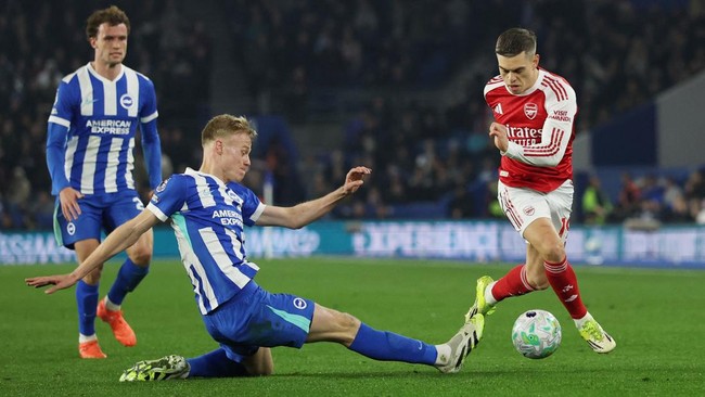 Klasemen Liga Inggris mengalami perubahan signifikan setelah tiga tim papan atas raih hasil berbeda. Arsenal menang, Man City imbang, sementara MU tumbang.