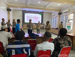 Cegah Laka, Relawan Penjaga Perlintasan KA di Lamongan Dapat Pelatihan