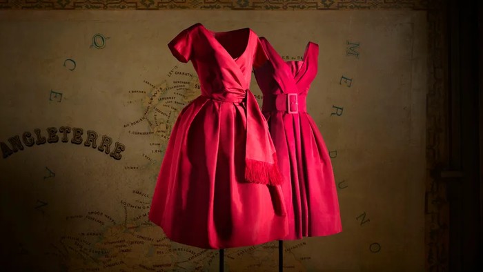 Christian Dior, butik, circa 1957 (kiri) dan Azzedine Alaïa haute couture 1958 (kanan). Pengunjung pameran 'Azzedine Alaïa's Dior Collection' dapat menelusuri kesamaan antara Dior dan Alaïa/ Foto: wwd.com/Azzedine Alaïa Foundation