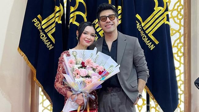 Jelang Dinikahi Riza Syah, 7 Potret Claudia Andhara Dilantik Jadi Notaris Ditemani Calon Suami