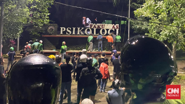 Anggota Kompolnas Choirul Anam memastikan Betrand (18) meninggal akibat tembakan polisi. Unjuk rasa mahasiswa menuntut keadilan Betrand berujung bentrok.