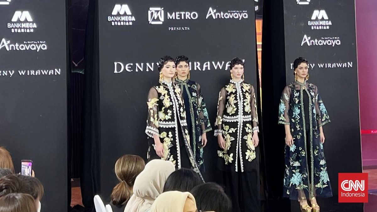 Koleksi Raya Denny Wirawan Padukan Siluet Klasik dan Motif Tradisional