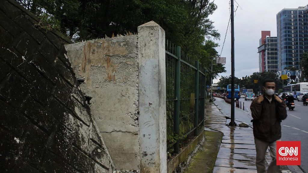 FOTO: Diduga Jadi Tempat Prostitusi, Akses Taman Kota Cawang Ditutup
