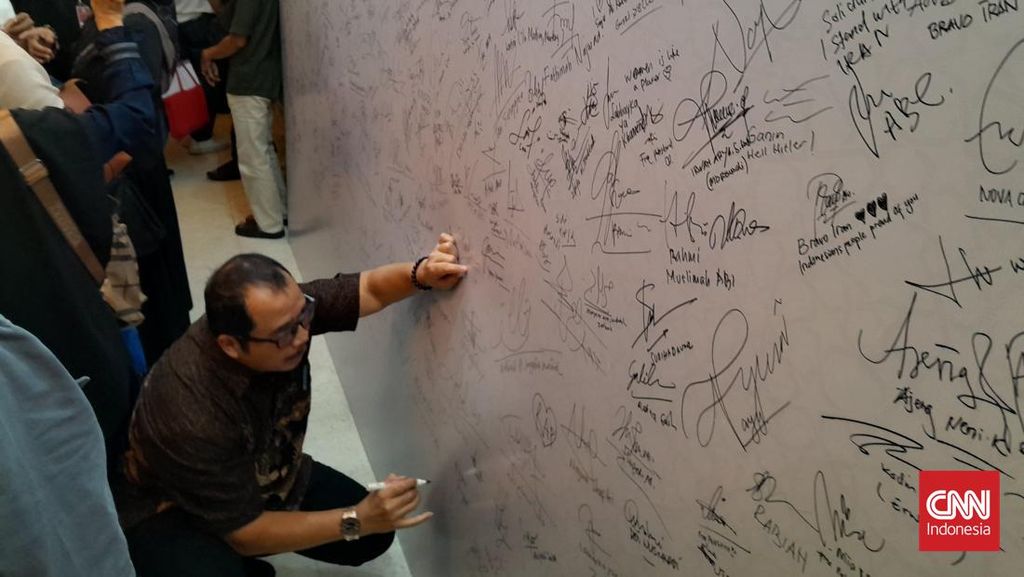 Ratusan Warga Padati Rumah Dubes Iran, Doa Bersama dan Teken Petisi