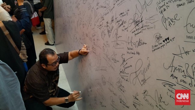 Ratusan warga memadati kediaman Duta Besar Iran di Menteng, Jakarta untuk berdoa bersama atas peristiwa yang menimpa Iran dan gugurnya Ayatollah Ali Khamenei.