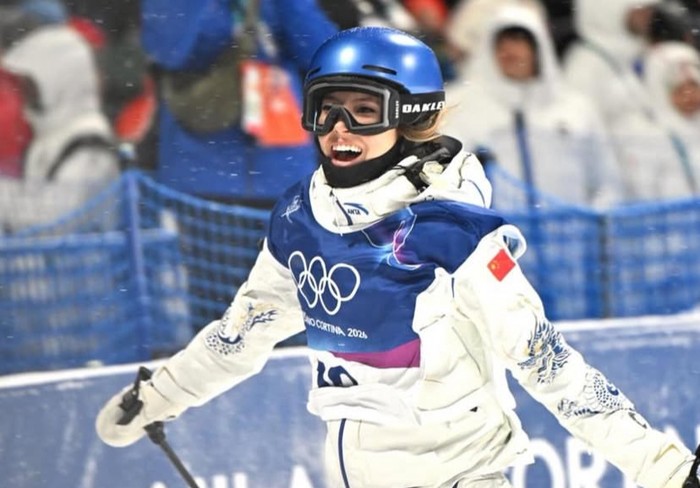 Profil Eileen Gu memperlihatkan latar belakang multikultural, perjalanan sejak usia tiga tahun, serta keputusan besar yang mengubah arah kariernya. Dari sinilah fondasi ratu ski dunia ini terbentuk.