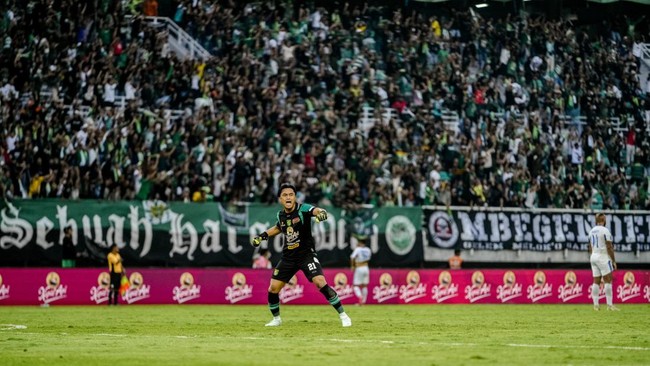 Ernando Ari, penjaga gawang Persebaya, mencatatkan 100 penampilan di usia 24 tahun. Ia berambisi membawa timnya meraih juara.