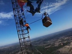 Video Menegangkan Proses Evakuasi Balon Udara Nyangkut di Menara