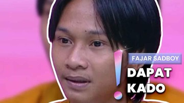 Video: Temu Kangen &lsquo;Kakak&rsquo;, Fajar Sadboy Gandeng Amanda Manopo di Mall