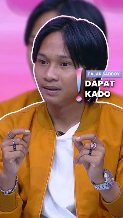 Video: Temu Kangen 'Kakak', Fajar Sadboy Gandeng Amanda Manopo di Mall