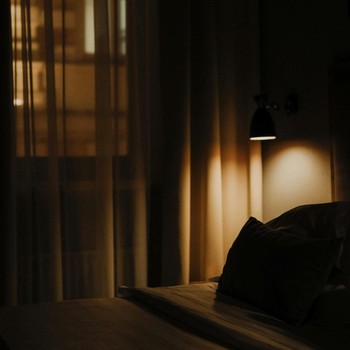 3 Ciri Kepribadian Orang yang Tidur dengan Lampu Mati 