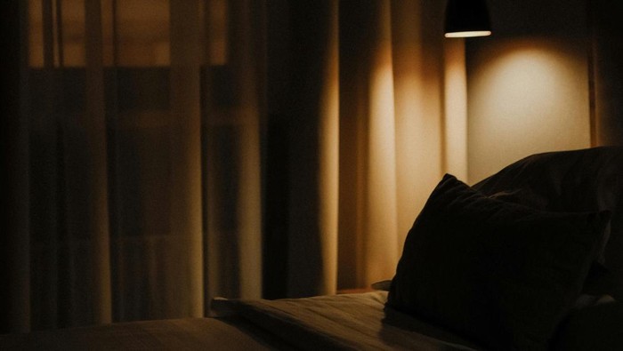 3 Ciri Kepribadian Orang yang Tidur dengan Lampu Mati 
