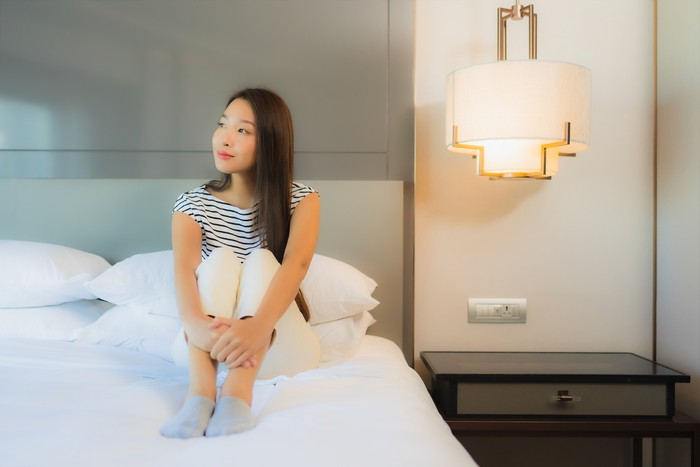 setiap orang memiliki kebiasaan yang berbeda-beda untuk mendapatkan kenyamanan saat tidur. Ada mereka yang lebih nyaman dengan kamar tidur gelap, namun ada yang lebih suka membiarkan kamar dalam keadaan terang. Ini ciri kepribadian orang yang tidur dengan lampu menyala.