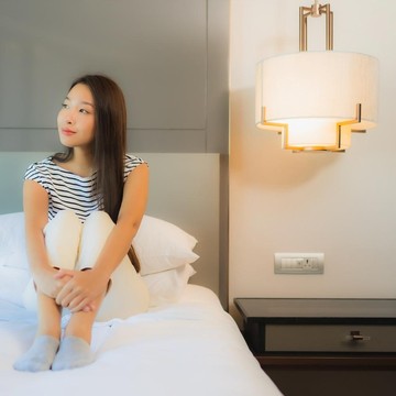 4 Ciri Kepribadian Orang yang Tidur dengan Lampu Menyala