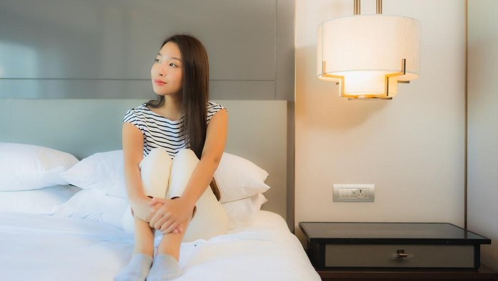 4 Ciri Kepribadian Orang yang Tidur dengan Lampu Menyala