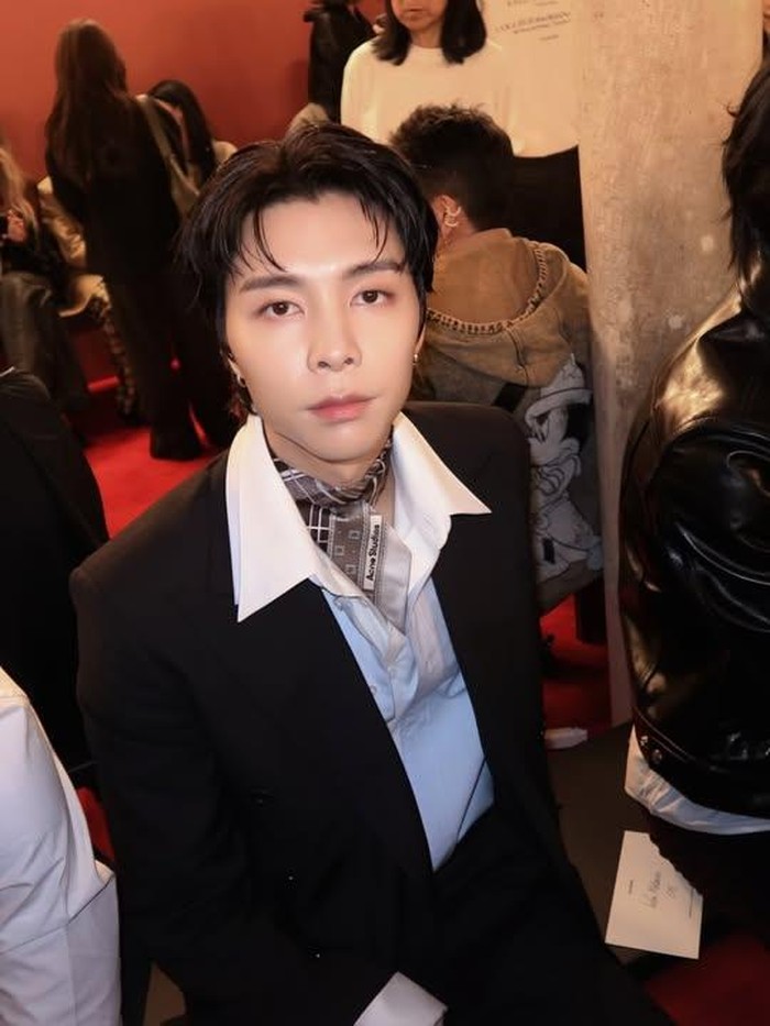 Dengan rambut hitam lurus, Johnny juga menampilkan sedikit detail comma hair di bagian poni depan rambutnya./ Foto: instagram.com/nct