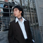 5 Gaya Keren Johnny NCT Saat Menghadiri Acne Studios Show di Paris Fashion Week