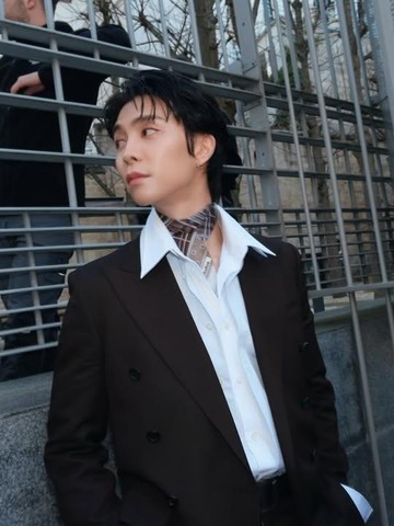 5 Gaya Keren Johnny NCT Saat Menghadiri Acne Studios Show di Paris Fashion Week