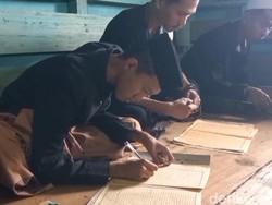 Cara Pelajar di Tasikmalaya Berburu Berkah Lewat Kitab Kuning