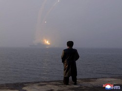 Senyum Kim Jong Un Sebab Angkatan Laut Korut Dipersenjatai Nuklir