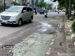 Awas! Lubang di Jalan Martadinata Bandung Intai Pengendara