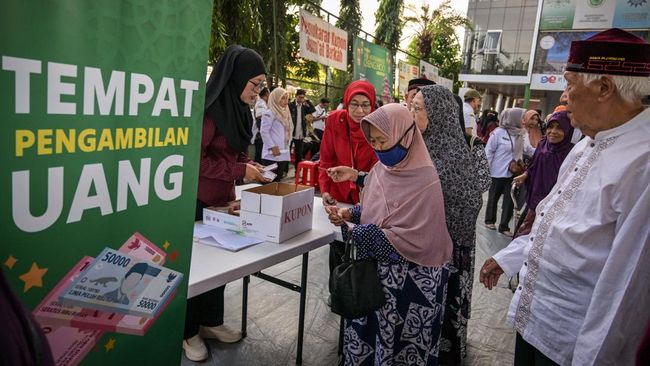 Bolehkah zakat fitrah dibayar dengan uang? Simak penjelasan ulama soal penggunaan bahan pokok dalam zakat fitrah.