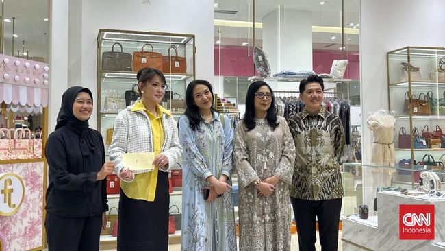 Tak cuma memperkenalkan kolaborasinya, Metro Department Store dan First Luxury juga menyerahkan donasi Ramadan melalui CT Arsa Foundation.