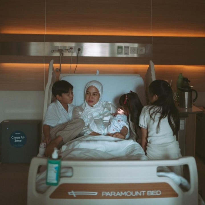 <p>Artis Nina Zatulini menyambut kelahiran anak keempatnya yang diberi nama Khalisa. Mengintip dari beberapa unggahan di Instagram, terlihat bahwa ketiga anak Nina, yaitu Kenzie Naratama, Khanza Inara, dan Kaluna, begitu antusias dan bahagia saat bertemu <em>Baby</em> Khalisa. (Foto: Instagram @ninazatulini22)</p>