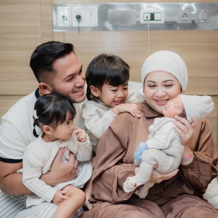 <p>Aktris Kesha Ratuliu melahirkan anak ketiganya yang diberi nama Danish Danendra Putra Permana. Kelahiran putra Kesha ini langsung dirasakan oleh kedua anaknya, Qwenzy dan Aisha, saat pertama kali melihat <em>Baby</em> Danish. Mereka tampak berbinar bahagia saat menyambut kehadiran sang adik. "Inilah keluarga kecilku. Semoga Allah selalu melindungi keluarga kita semua yaa, aamiin," ujar Kesha lewat Instagram-nya. (Foto: Instagram @kesharatuliu05)</p>