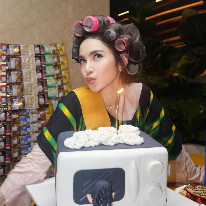 <p>Di hari ulang tahunnya, Mahalini mendapat kejutan berupa kue dan <em>cosplay</em> menjadi penjaga warung, Bunda. Momen ini pun langsung mencuri perhatian dan membuat banyak netizen terhibur. (Foto: Instagram @mahaliniraharja / @rizkyfbian)</p>