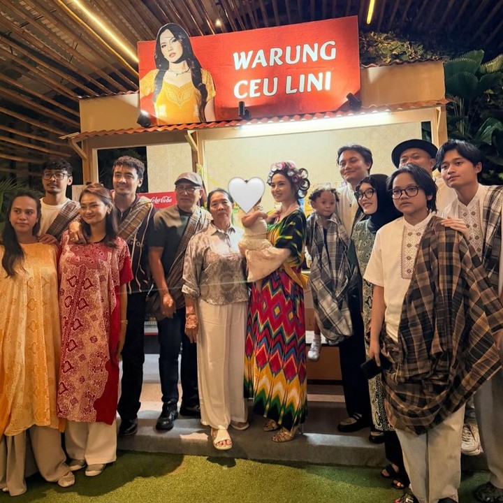 <p>Momen perayaan ulang tahun Mahalini ini juga dihadiri oleh sejumlah keluarga, termasuk putrinya, Selina, serta kerabat terdekat. Suasananya pun terasa semakin seru karena semuanya kompak mengenakan daster dan sarung. (Foto: Instagram @ferdinan_sule)</p>