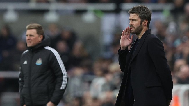 Michael Carrick kecewa setelah Manchester United kalah 1-2 dari Newcastle di Liga Inggris. Meski mendominasi, MU gagal memanfaatkan keunggulan pemain.
