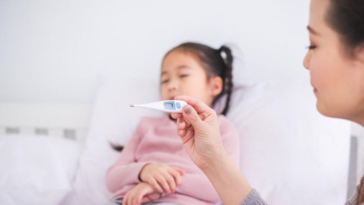 Normalkah Panas Anak Sempat Turun Lalu Naik Lagi&quest; Ini Penyebab dan Cara Mengatasinya