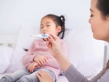 Normalkah Panas Anak Sempat Turun Lalu Naik Lagi? Ini Penyebab dan Cara Mengatasinya