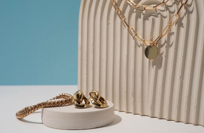 Pahami nilai intrinsik dan nilai jual kembali perhiasan emas agar harga jualnya tidak terlalu rendah jika dibandingkan dengan harga beli./ Foto: Freepik.com