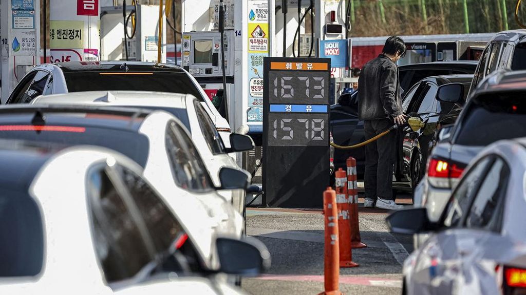 FOTO: Potret Panic Buying BBM Sejumlah Negara di Dunia